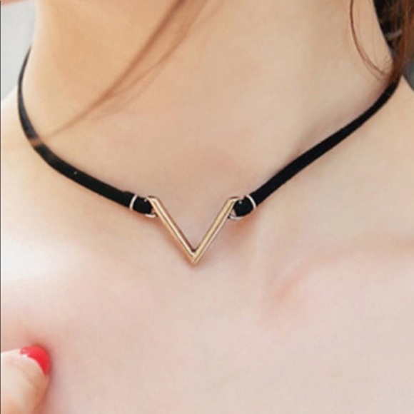 LA VICTOIRE • V Pendant Choker - Picture 2 of 4